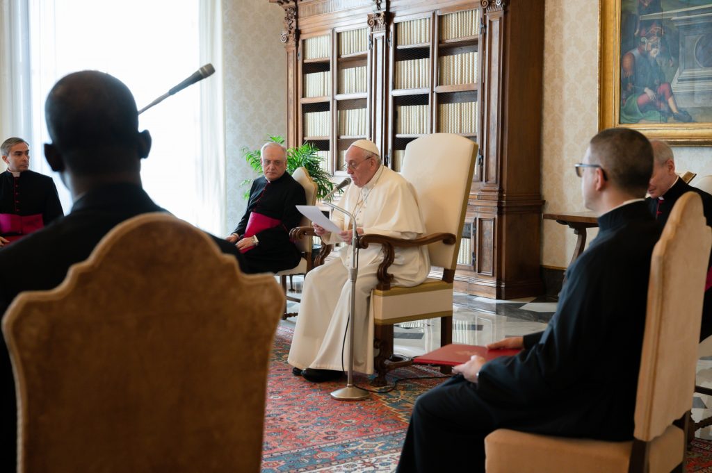 El Papa pide que seamos como “lámpara encendida junto al sagrario”