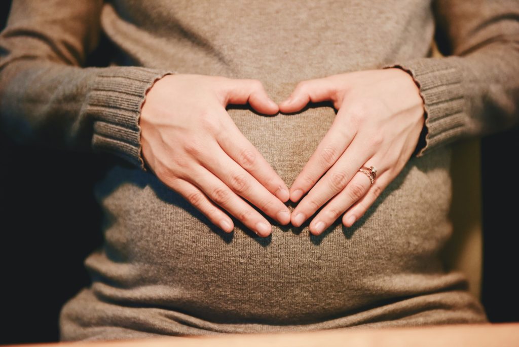 Bioética: ¿Cómo afecta la vacuna contra la COVID a las embarazadas?