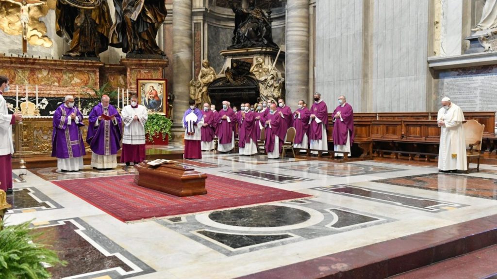 El Papa asiste al funeral de monseñor del Blanco Prieto