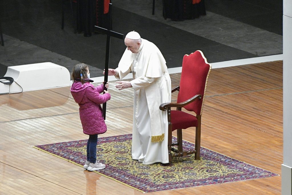 Via Crucis 2021: Veinte niños y jóvenes acompañan al Papa