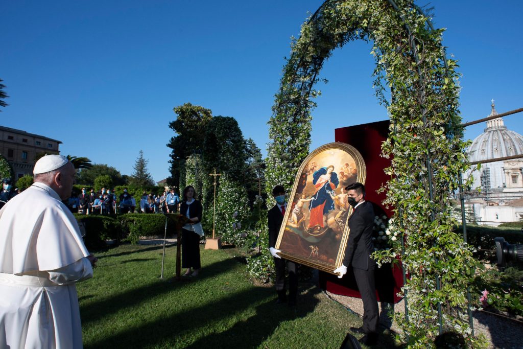 El Papa cierra el Maratón de Oración ante la Virgen Desatanudos