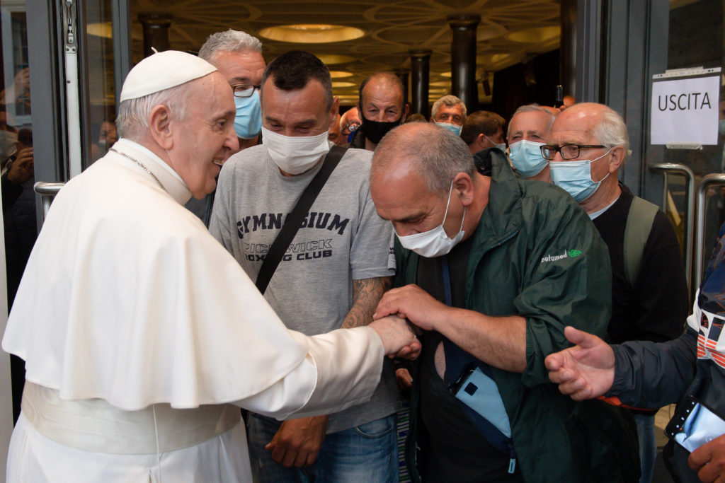 Visita a sorpresa del Papa a rifugiati e senzatetto