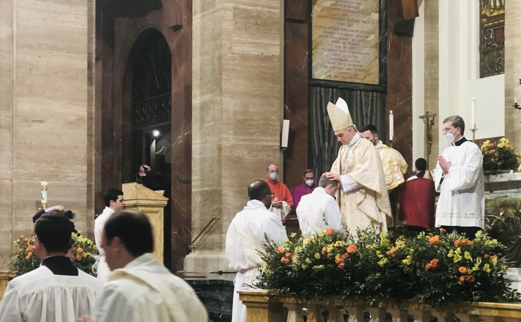 Roma: Mons. Gänswein ordena 27 sacerdotes de Opus Dei