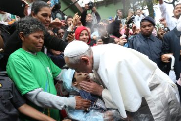 EL PAPA FRANCISCO HACE SU APARICIÓN EN PLENA ACTUACIÓN DE