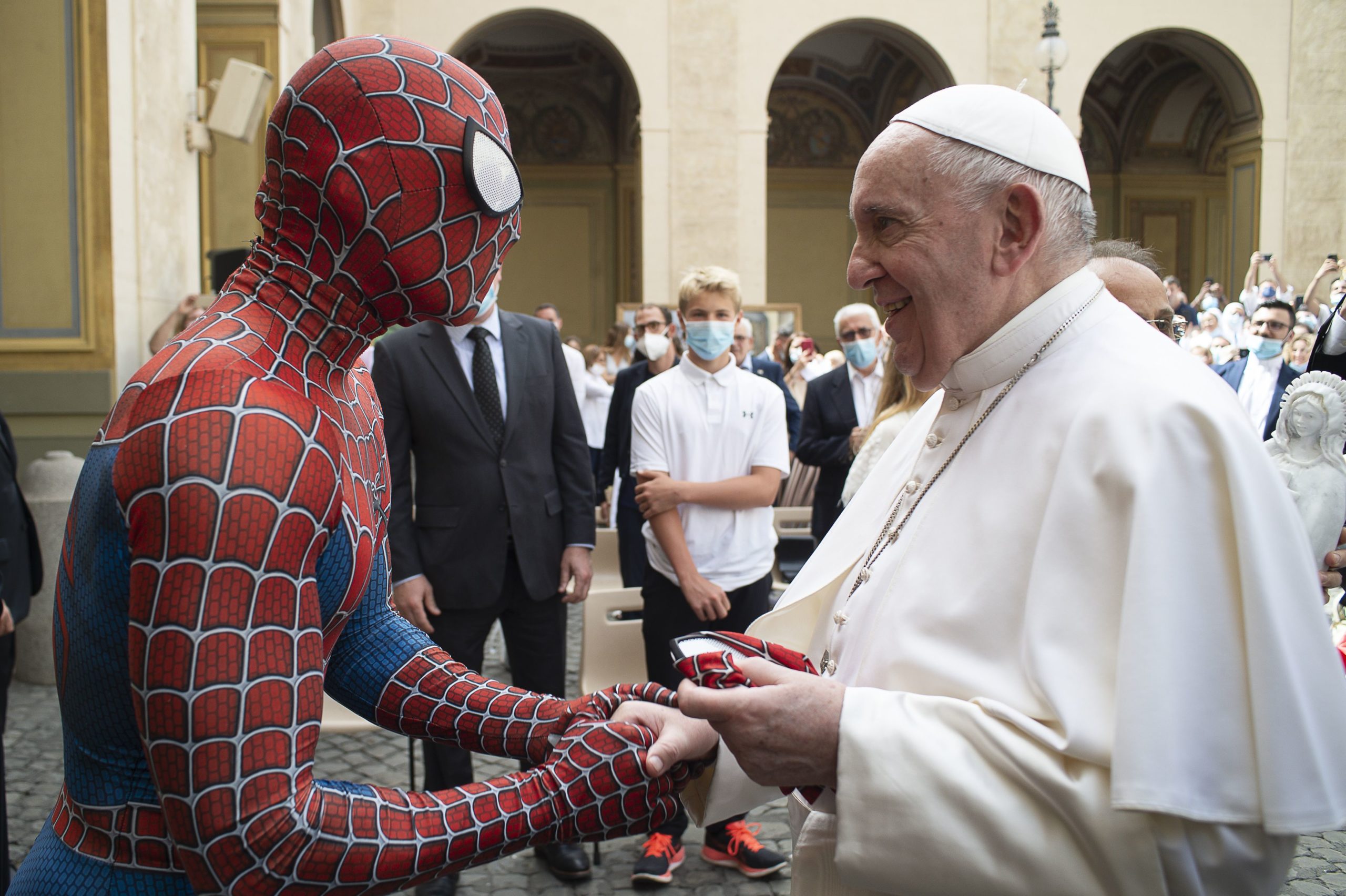 El Papa Francisco se encuentra con Spiderman – Exaudi