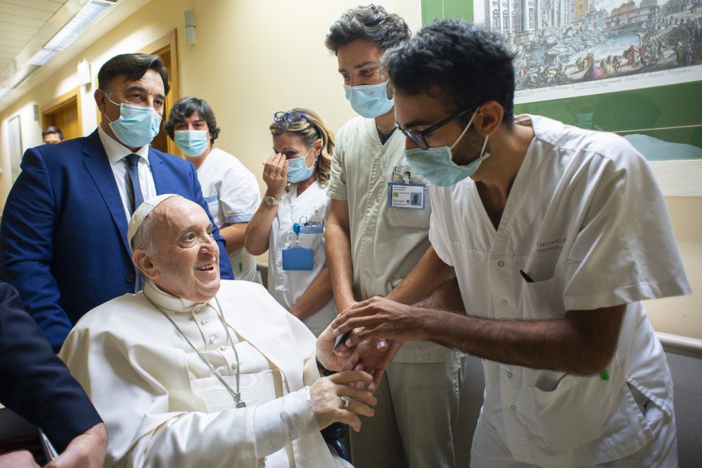 El Papa trabaja en la rehabilitación para volver lo antes posible