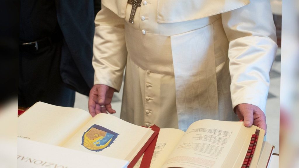 El Papa redefine el uso de la liturgia romana previa a 1970