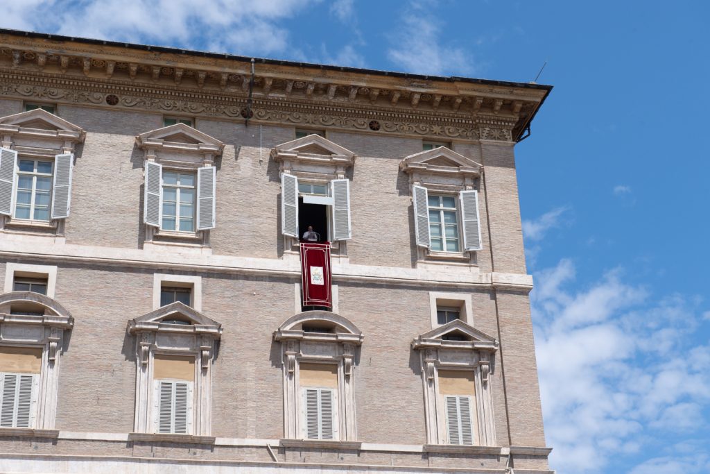 El Papa vuelve a rezar el Ángelus desde la plaza de San Pedro