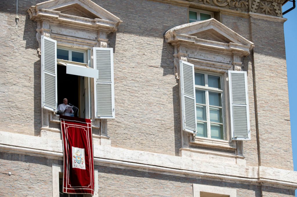 Papa Francisco: “Dios se ha hecho uno de nosotros”