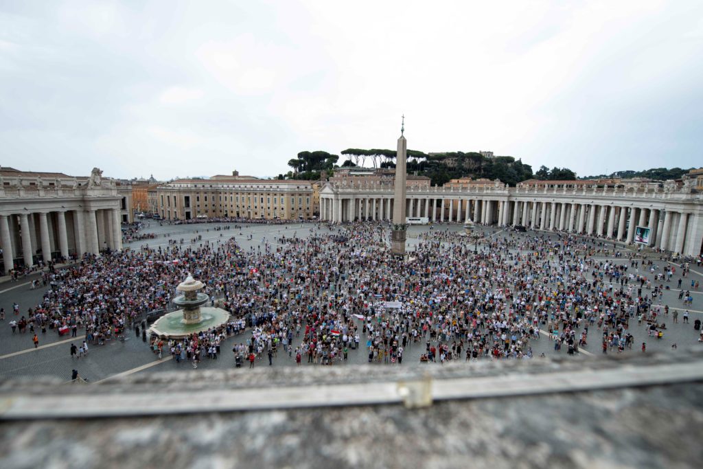 Papa Francisco: “Un aplauso especial a los abuelos”