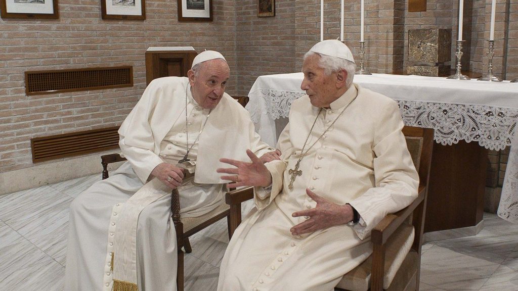 Benedicto XVI “reza fervientemente” por el Papa Francisco