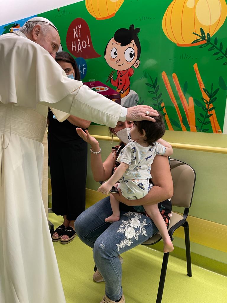 Pope Makes Surprise Visit to Pediatric Oncology Ward at Gemelli