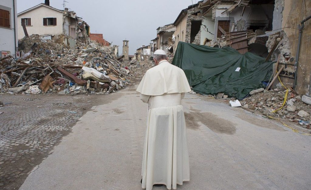 Il Papa ai terremotati: “Non lasciatevi abbattere”