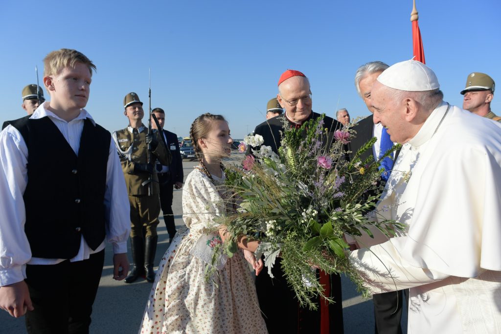 El Papa deja Budapest y vuela a Bratislava