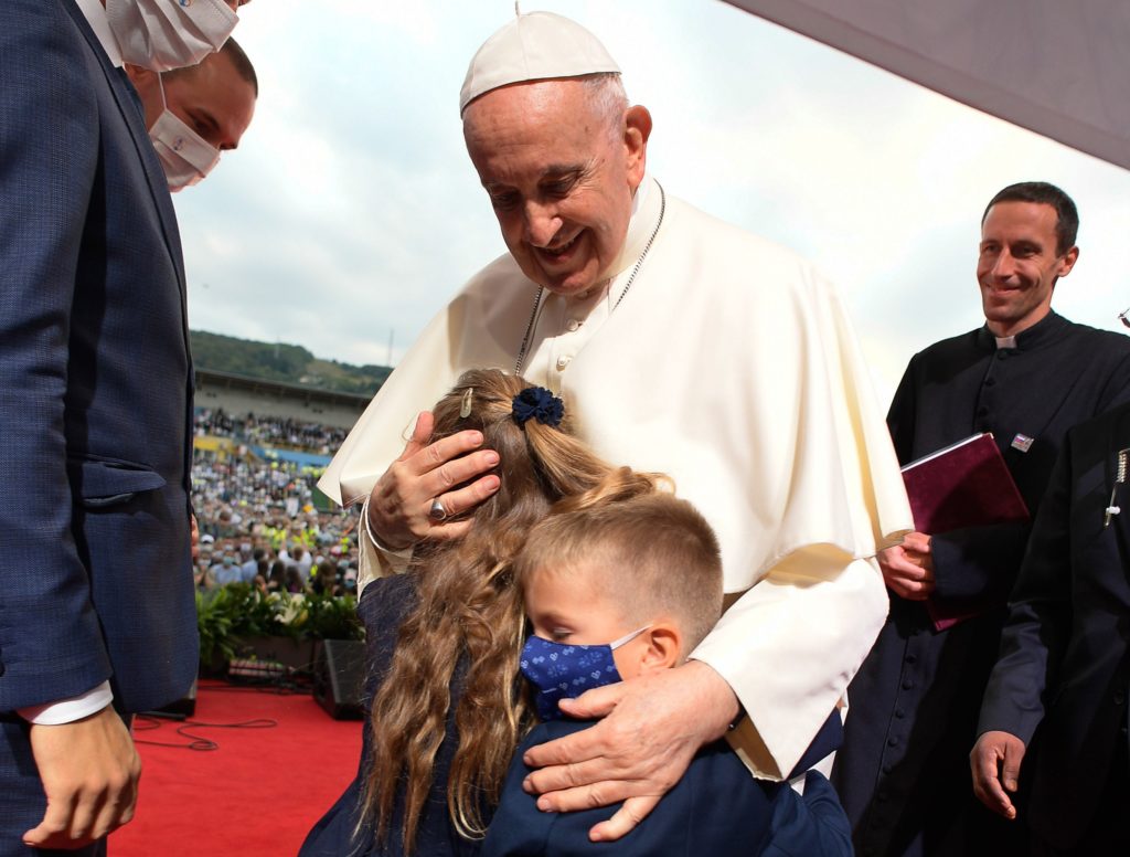 Papa y jóvenes en Košice: Misericordia, amor y Cruz