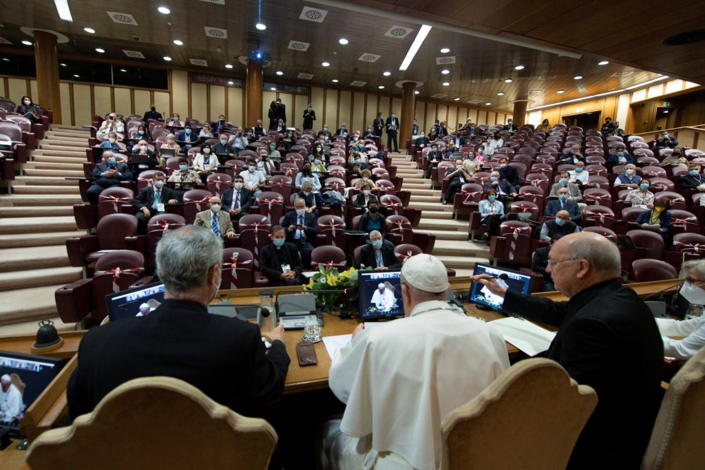 El Papa: 8 Consejos para vivir bien en movimiento o comunidad