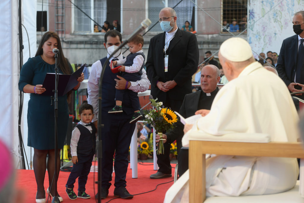 Papa a comunidad gitana: “Donde se cuida a la persona llegan los frutos”