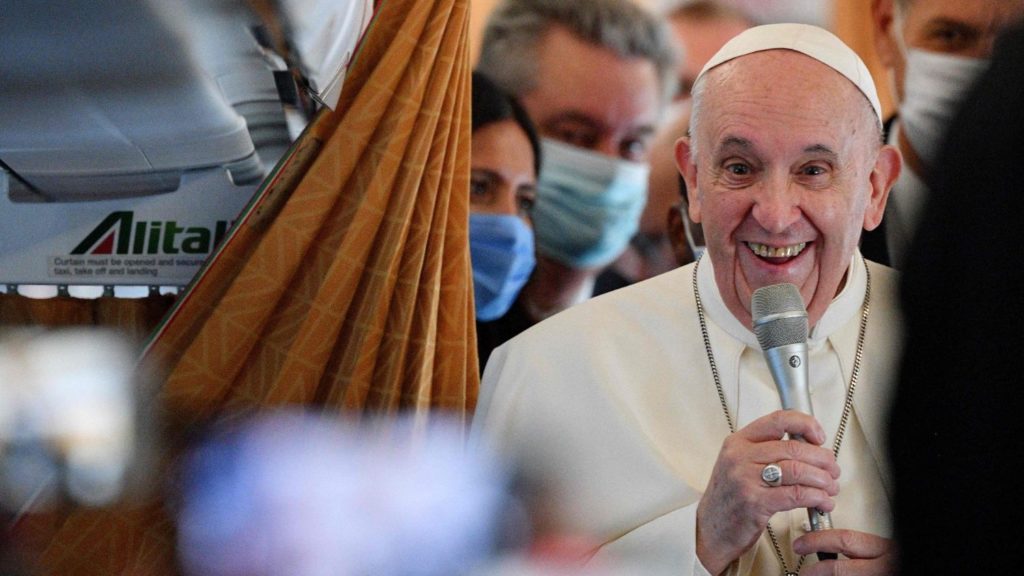 Saludo del Papa a periodistas en vuelo a Budapest