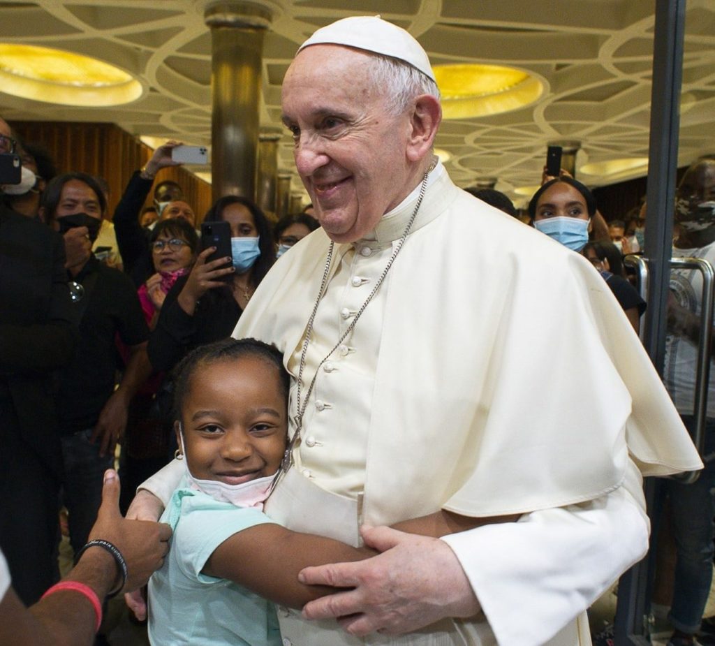 El abrazo del Papa a personas sin hogar y refugiadas