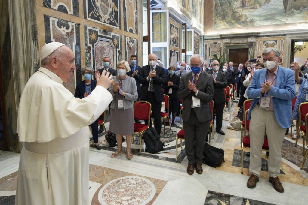 Salute, il monito del Papa: non c’è solo il Covid