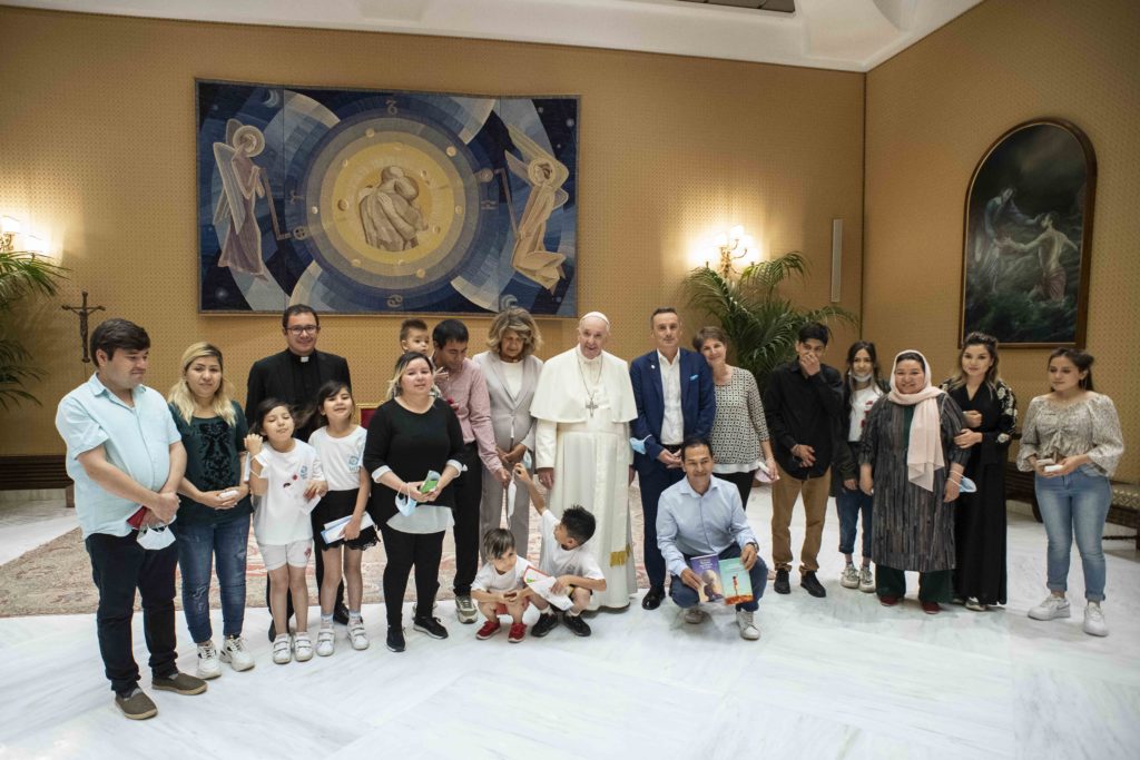 El Papa abraza a 3 familias afganas que huyeron de Kabul