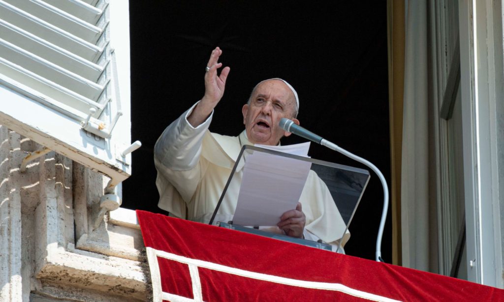 Il Papa all’Angelus: “Ascoltare risana il cuore”