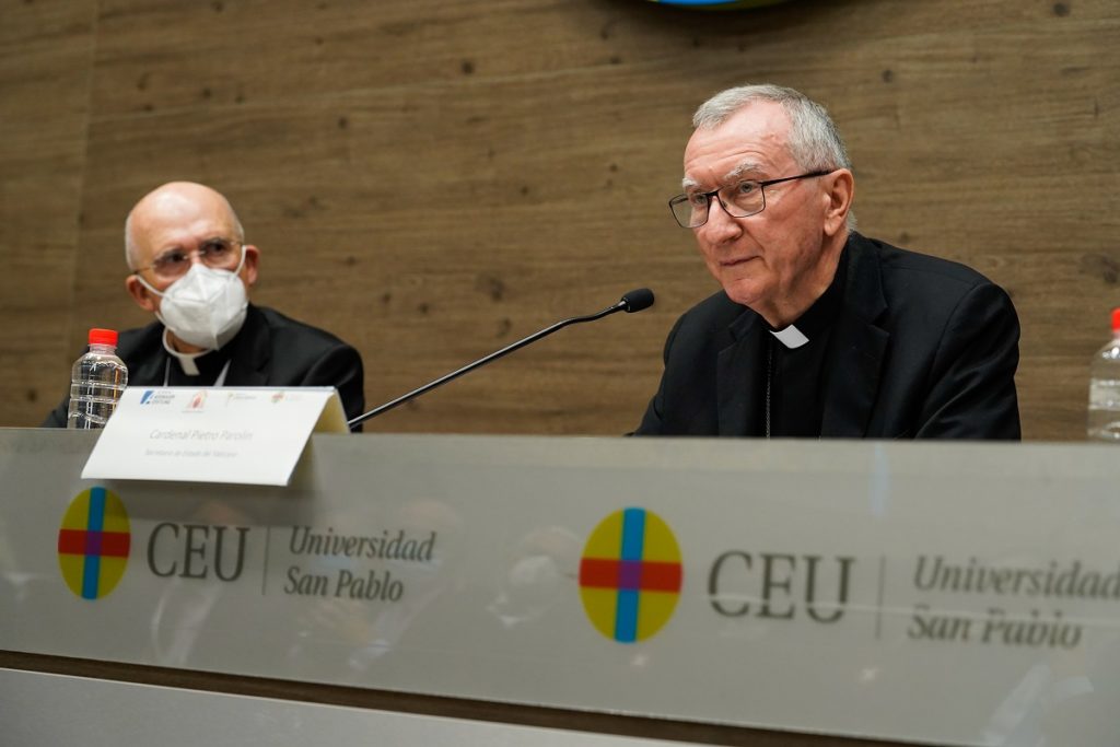 Parolin: Una política que “pone al centro la persona”