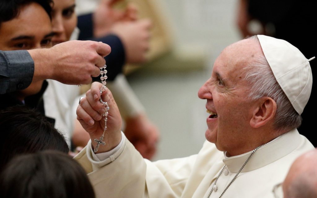 El Papa anima a apreciar la oración del Rosario