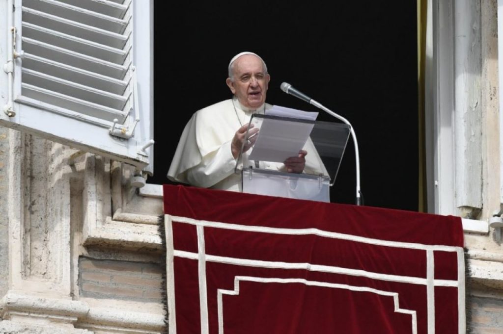 Papa en el Ángelus: Amor a Dios y al prójimo