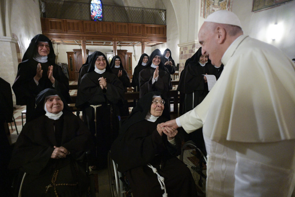 El Papa visita a las clarisas en Asís