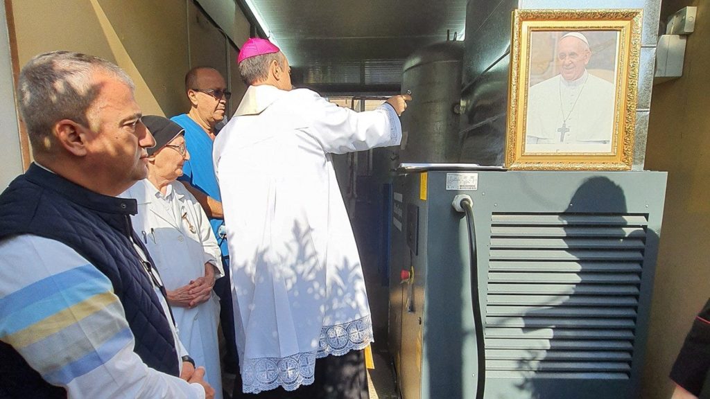 Pope Gives Oxygen System to Baghdad Hospital