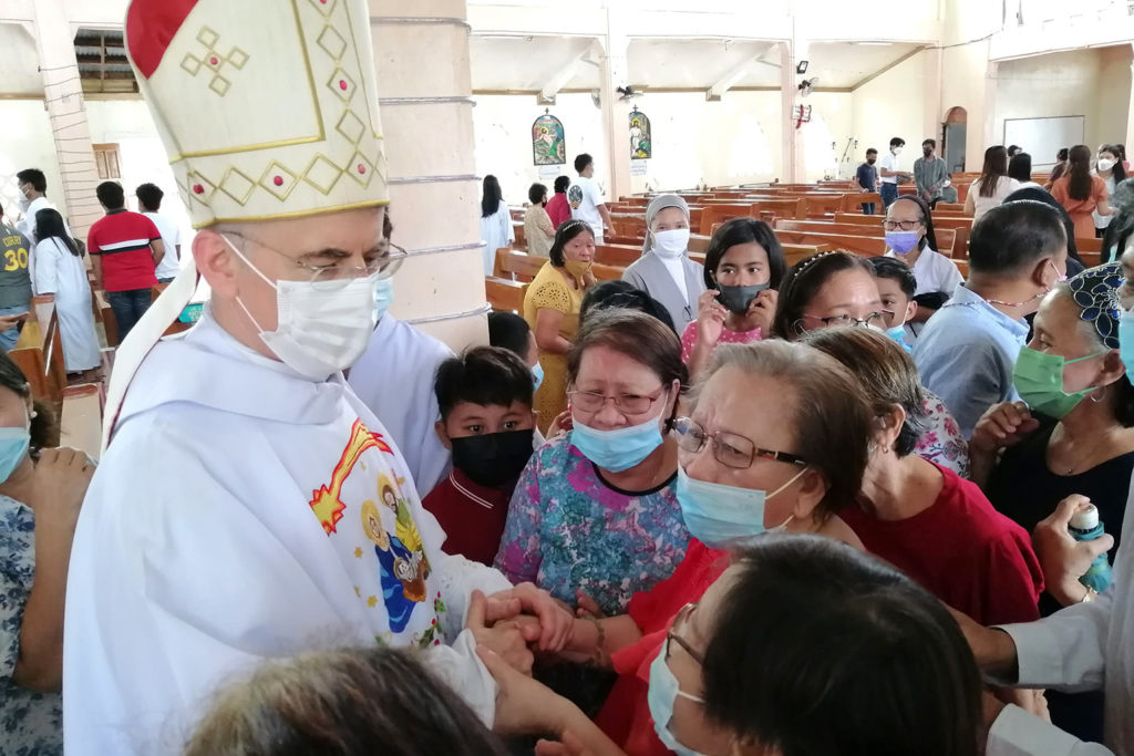 Filipinas: Visita del nuncio a los supervivientes del tifón