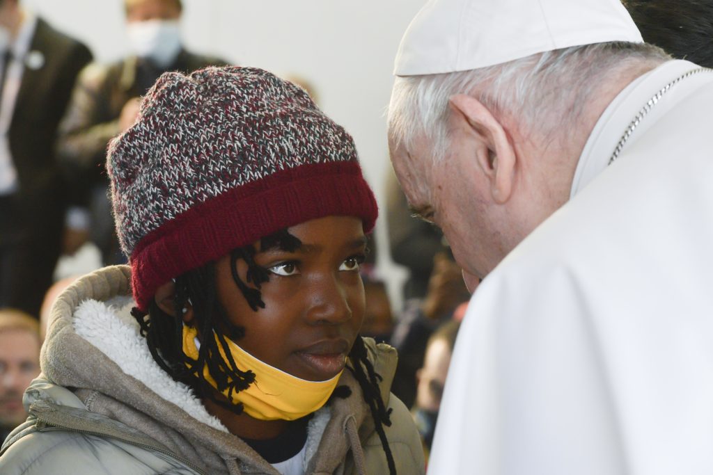 Papa a refugiados de Lesbos: “Estoy aquí para mirarlos a los ojos”