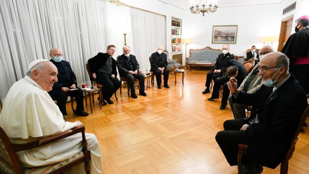 El Papa a jesuitas en Atenas: “Sed padres y no patrones”