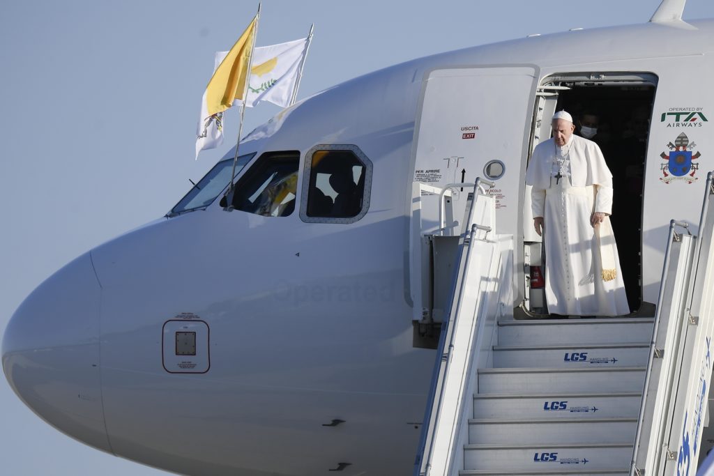 Viaje a Chipre: El Papa llega a Lárnaca