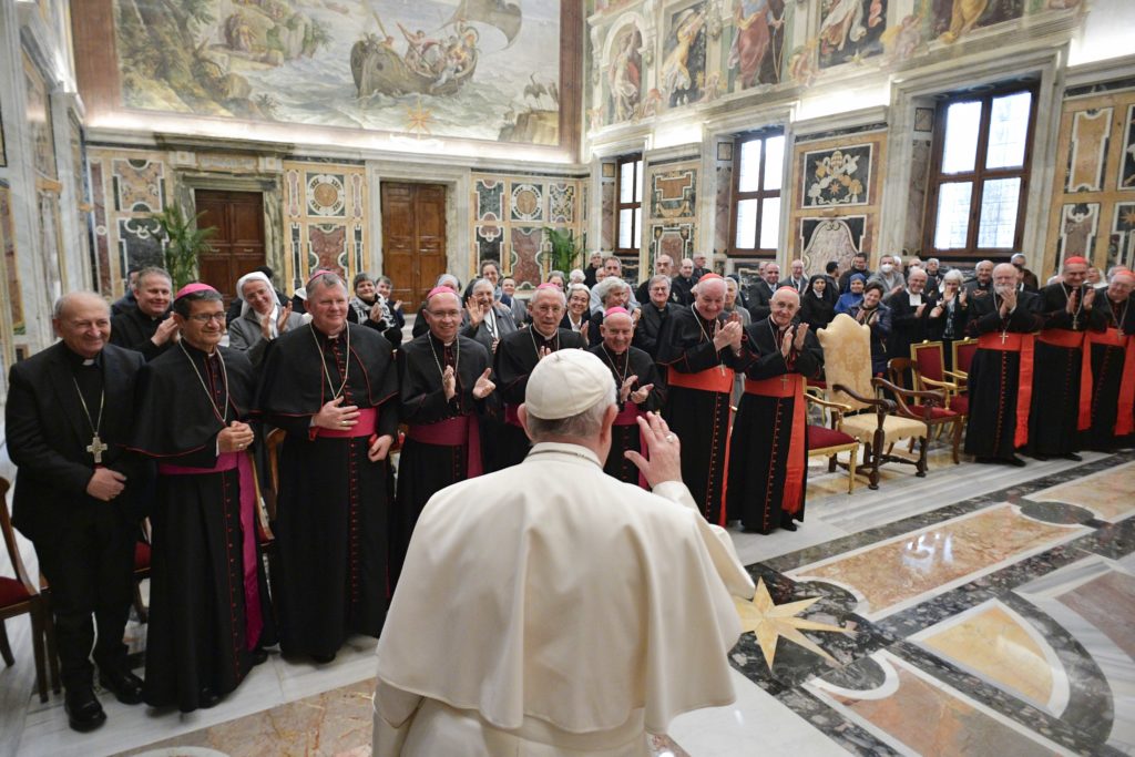 2 palabras del Papa a consagrados: “Discernir y acompañar”