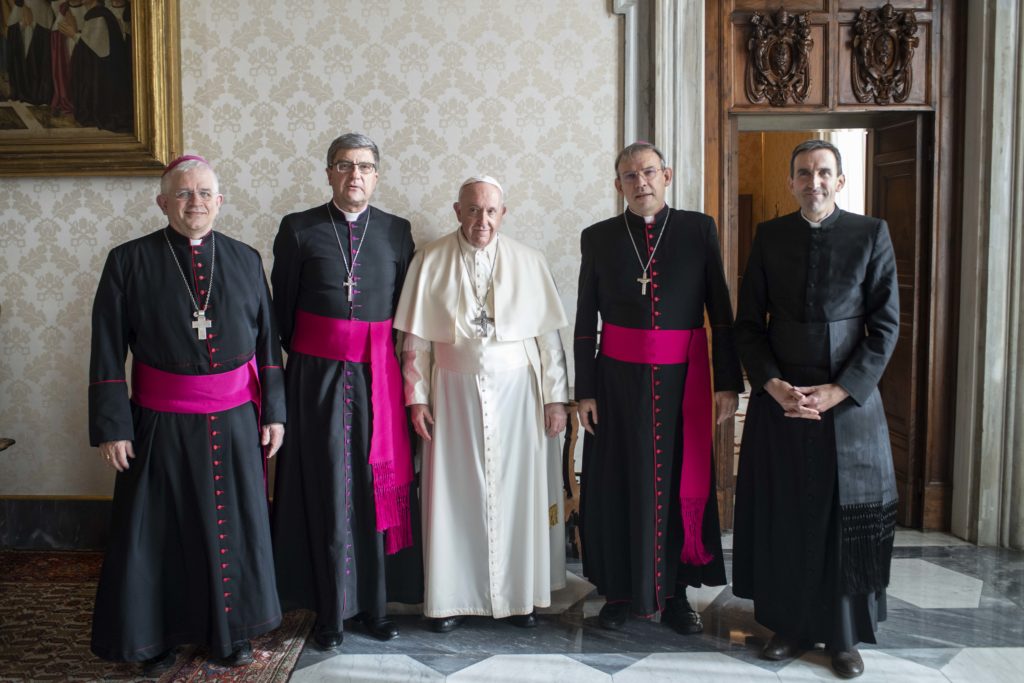 El Papa destaca la “dignidad” de los obispos franceses