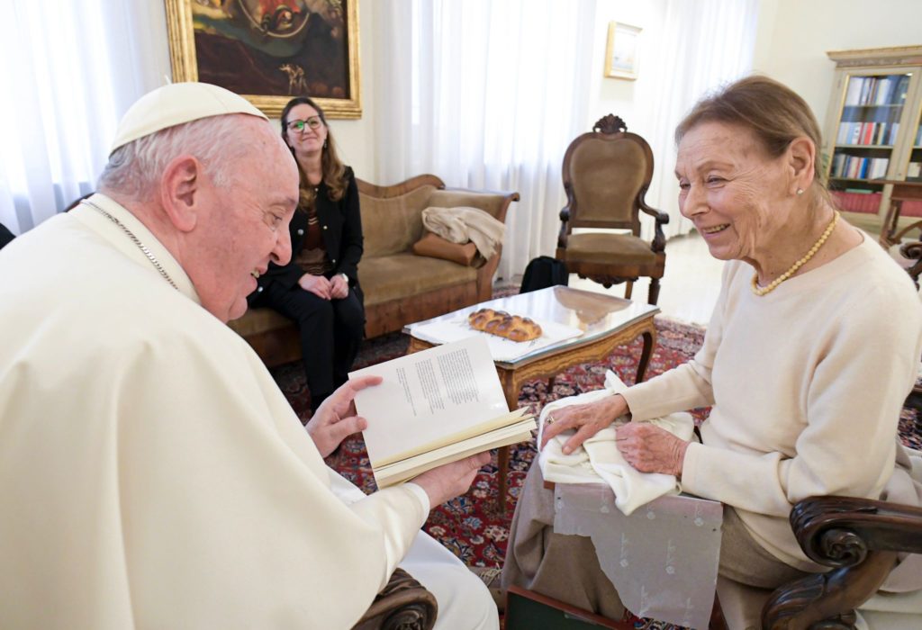 Edith Bruck in visita dal Papa: trasmettere la memoria del passato