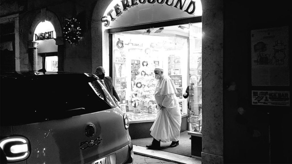 Sorpresa del Papa: Visita a tienda de discos en Roma