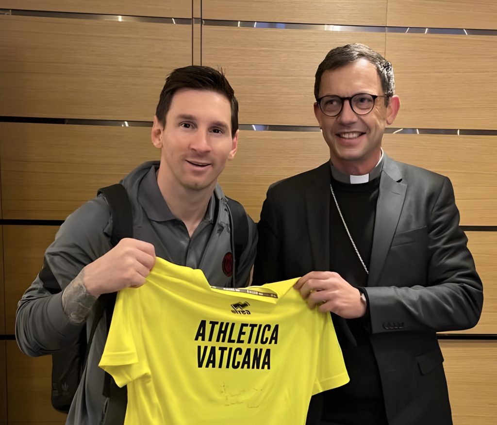 Messi ya tiene su camiseta de Athletica Vaticana firmada por Francisco