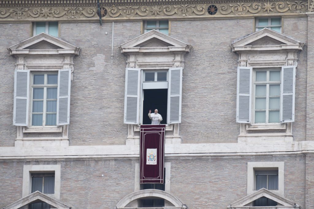 Pope at Angelus: Paradox that Explains Christmas