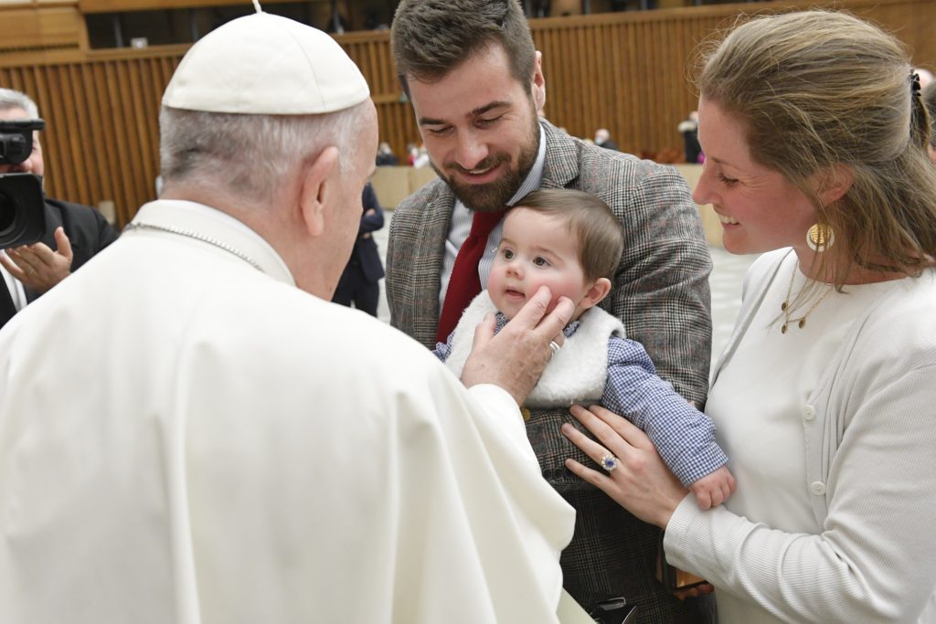 Il Papa sulla paternità: L’amore genera sempre libertà