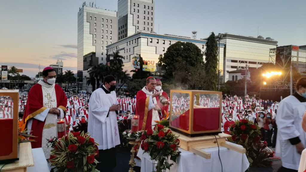 El Salvador: Obispos agradecen participación en beatificación de mártires