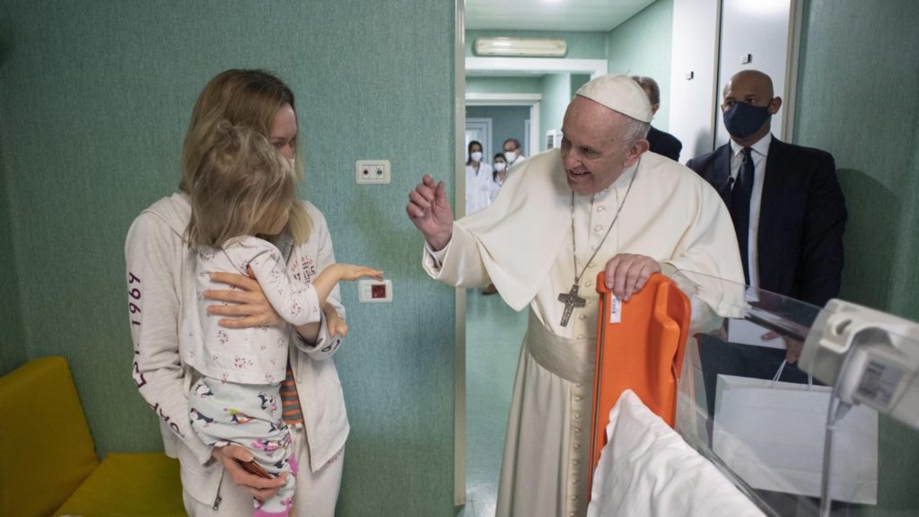 El Papa visita a niños ucranianos hospitalizados en el Bambino Gesù