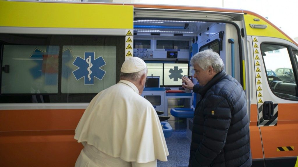 El Papa dona y bendice ambulancia para Ucrania