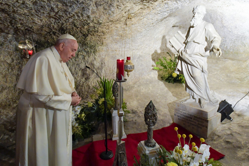 El Papa reza en la Gruta de San Pablo: Aprendamos a dar acogida