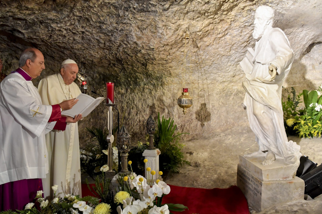 Il Papa nella grotta di San Paolo: impariamo ad accogliere