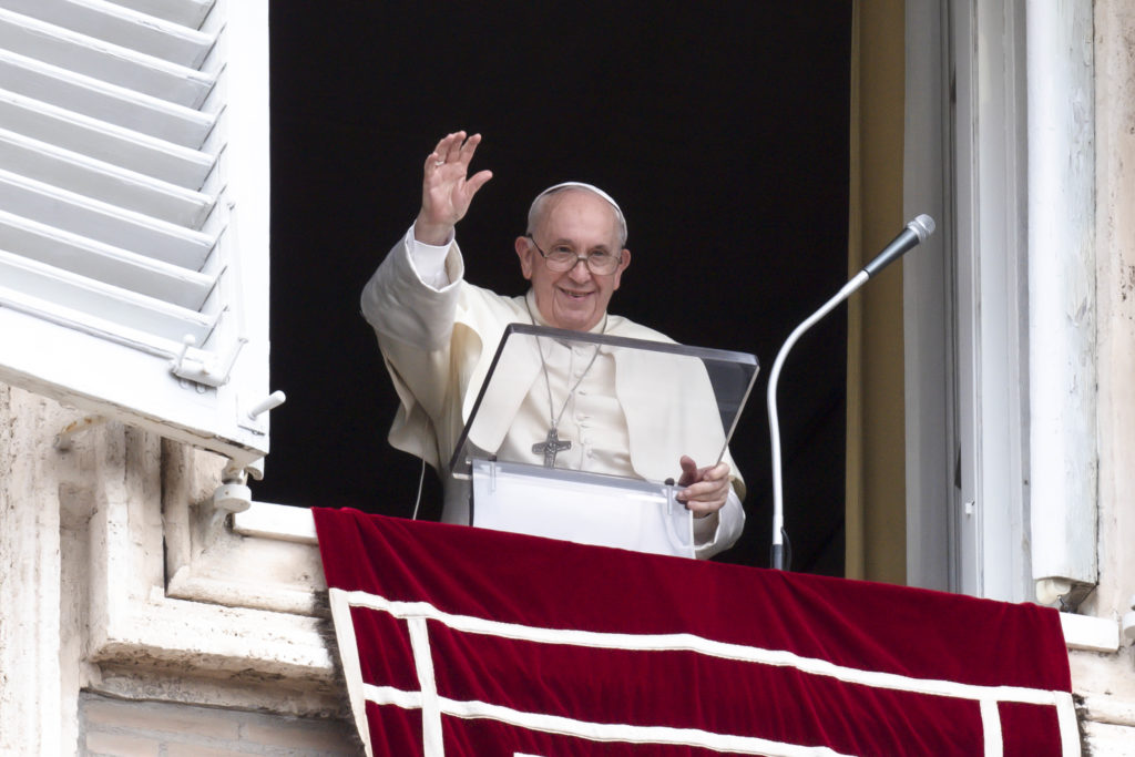 Regina Coeli: “Gesù annuncia il dono dello Spirito e poi benedice i discepoli”