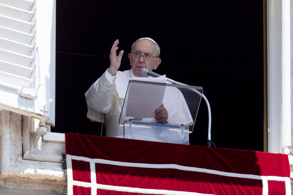 Il Papa: “La Trinità ci insegna che l’uno non può mai stare senza l’altro”