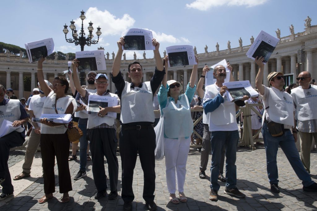 Angelus: “Renew the invitation to persevere, without tiring, in prayer for peace”